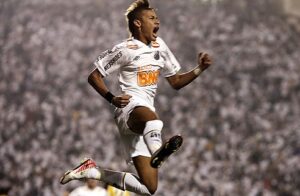 Neymar está sendo muito cobiçado pelo Real, mas deve jogar Mundial pelo Santos (Foto:Reuters)