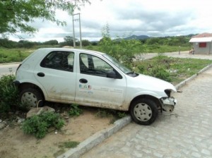 Veículo abandona no local (Foto: http://marciomartins2011.blogspot.com/)