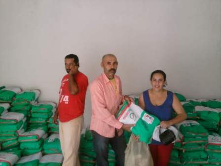 Rege da Madereira entregando semente a agricultora (Foto: Divulgação)