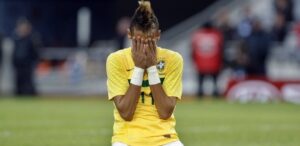 Neymar lamenta chance perdida durante a partida contra o Paraguai